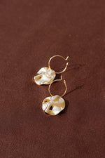 X GOLD-PLATED WEAVY HAMMERED ROUND EARRINGS